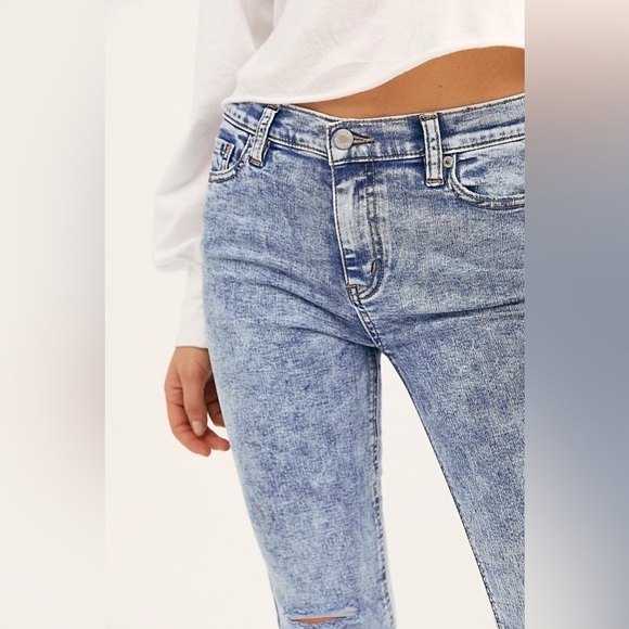 FREE PEOPLE  Great Heights Acid Wash Frayed Hem High Rise Crop Jeans Size 27 - Picture 4 of 7